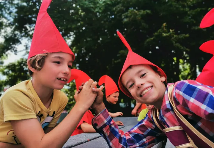 Twee leden met rode kabouterpuntmutsen