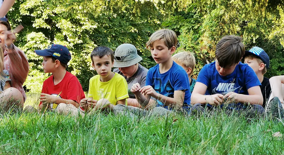 Leden zitten samen in het gras