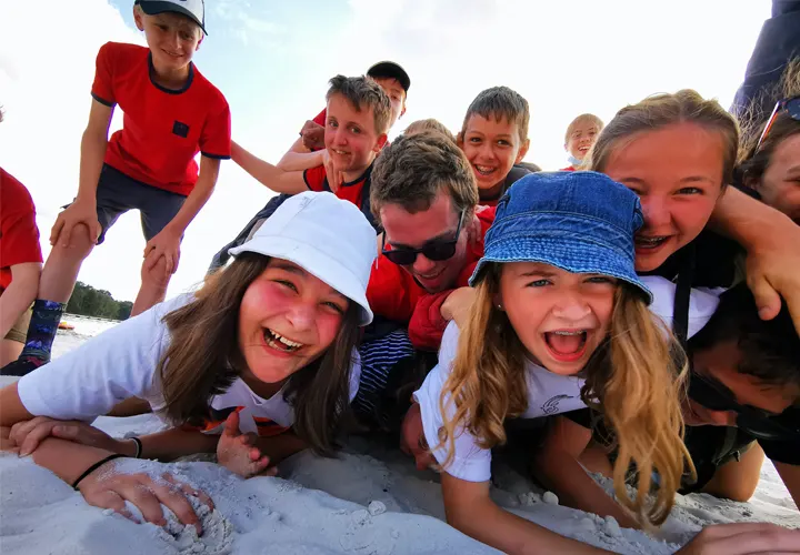 Lachende leden met hoedjes