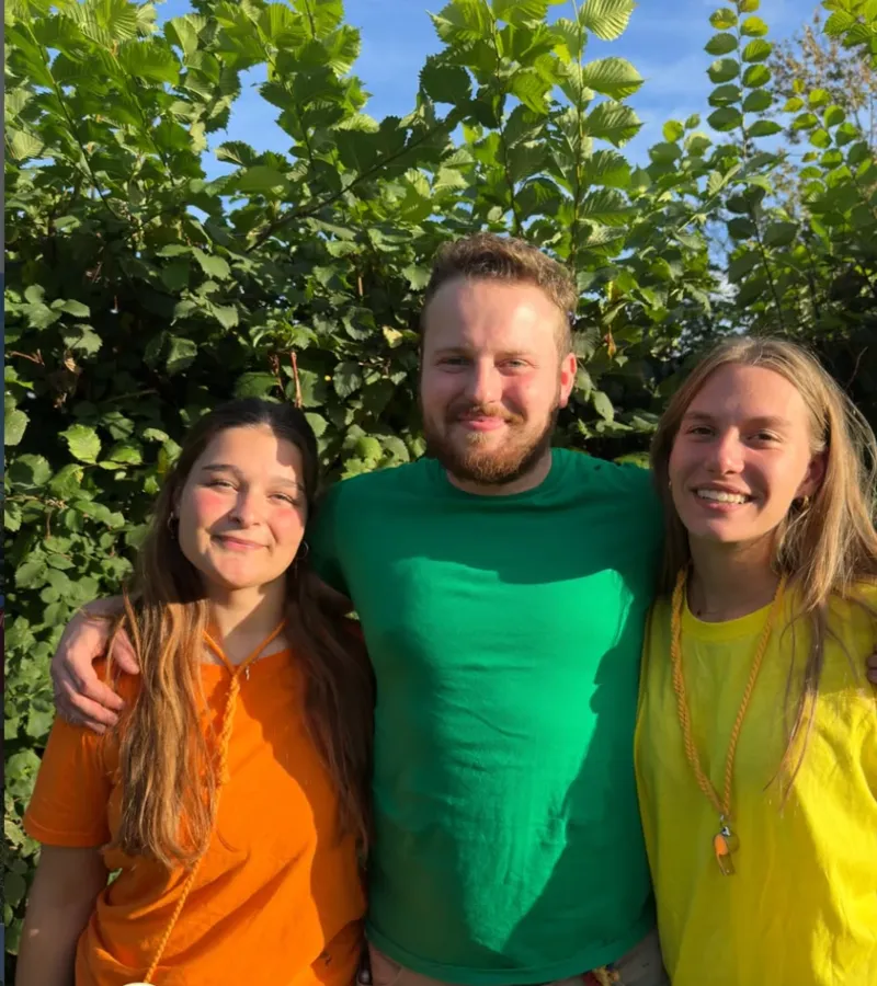 De groepsleiding van Chiro Halle: Toon, Jade & Marie