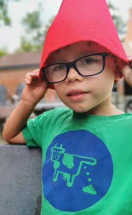 Een lid met een rode puntmuts en een groen T-shirt