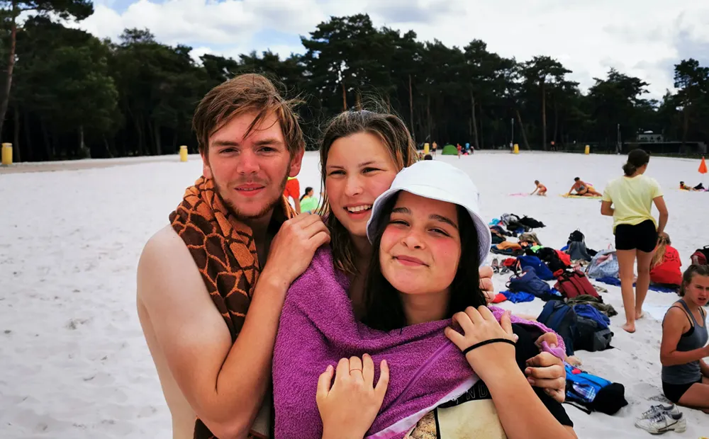Drie leden op het strand